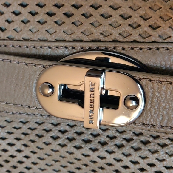 Gorgeous Burberry Suede Neutral Leather Hobo Minimalist - Picture 6 of 17